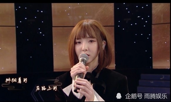 陳卓璇在百度直播現(xiàn)場(chǎng)全開麥表現(xiàn)非常穩(wěn)定，展現(xiàn)出了她出色的唱功和舞臺(tái)表現(xiàn)力。全開麥直播對(duì)于歌手來說是一項(xiàng)具有挑戰(zhàn)性的表演方式，需要歌手具備扎實(shí)的唱功和穩(wěn)定的現(xiàn)場(chǎng)掌控能力。陳卓璇在現(xiàn)場(chǎng)的表現(xiàn)得到了許多觀眾的贊賞和認(rèn)可，展現(xiàn)了她作為一名專業(yè)歌手的實(shí)力和魅力。，在直播現(xiàn)場(chǎng)，陳卓璇的演唱不僅聲音穩(wěn)定，而且情感飽滿，讓現(xiàn)場(chǎng)觀眾感受到了她音樂的魅力。她的表現(xiàn)也證明了她在音樂和舞臺(tái)方面的才華和實(shí)力，贏得了更多的粉絲和支持者。，總之，陳卓璇在百度直播現(xiàn)場(chǎng)的全開麥表現(xiàn)非常出色，展現(xiàn)了她作為一名優(yōu)秀歌手的實(shí)力和魅力。