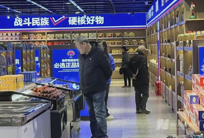 瘋狂開(kāi)業(yè)的俄羅斯商品館被立案調(diào)查，意味著相關(guān)部門已經(jīng)對(duì)該商品館展開(kāi)正式調(diào)查，以查明是否存在盈利行為或違規(guī)行為。具體的調(diào)查結(jié)果和后續(xù)處理措施，需要等待相關(guān)部門的調(diào)查和判斷。，如果俄羅斯商品館存在違規(guī)行為，相關(guān)部門將會(huì)采取相應(yīng)的措施進(jìn)行處理，以保障消費(fèi)者的權(quán)益和市場(chǎng)公平競(jìng)爭(zhēng)。同時(shí)，這也提醒廣大商家要遵守相關(guān)法律法規(guī)和商業(yè)道德，誠(chéng)信經(jīng)營(yíng)，維護(hù)良好的市場(chǎng)秩序。，以上內(nèi)容僅供參考，如果需要了解更多關(guān)于俄羅斯商品館被立案調(diào)查的信息，可以關(guān)注相關(guān)新聞報(bào)道或官方通報(bào)。