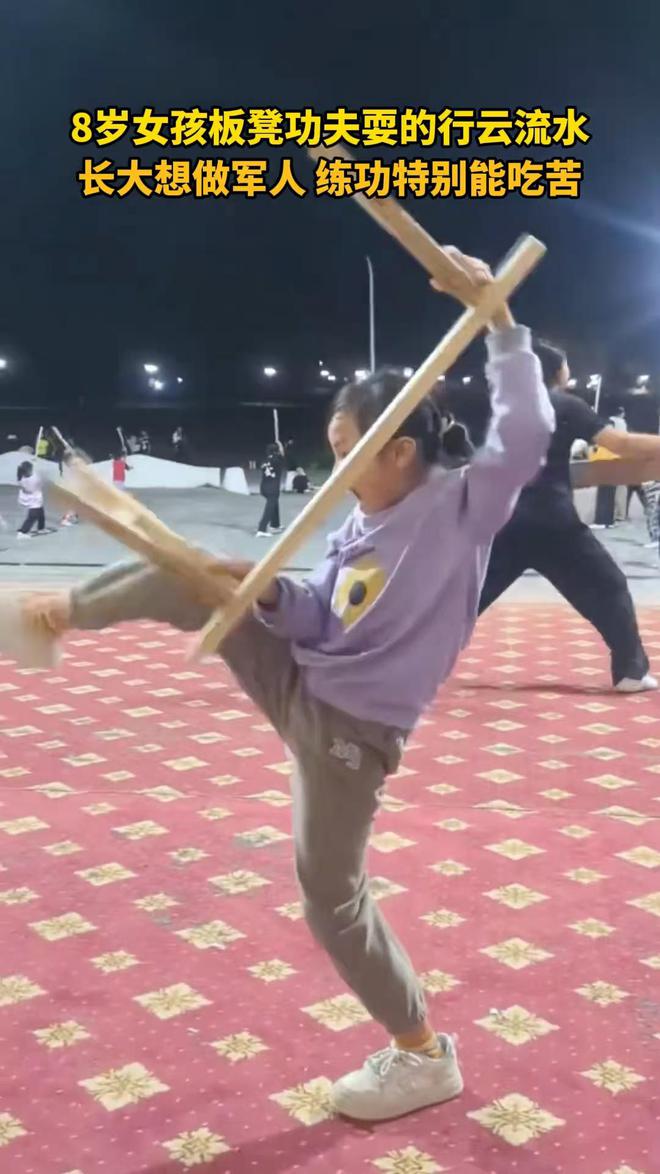 8歲女孩板凳功夫行云流水