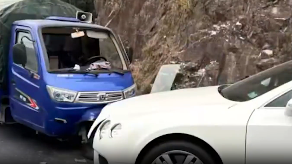 售后回應三輪車逆行撞上380萬賓利