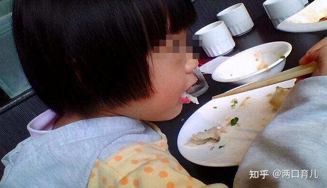女子吃火鍋被魚(yú)刺卡喉致食管破裂