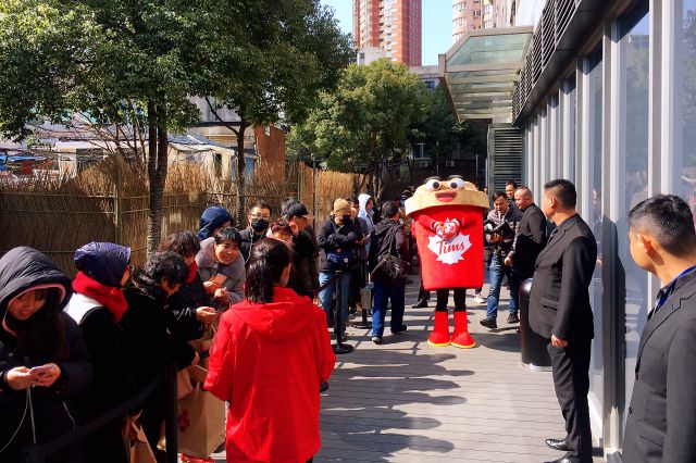 臨近過(guò)年阿姨們排隊(duì)燙頭