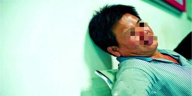 兒子做題看爸爸臉色判斷對錯(cuò)