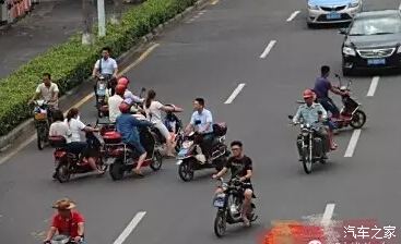 騎無(wú)牌電動(dòng)車(chē)隨意橫穿車(chē)流被撞負(fù)全責(zé)