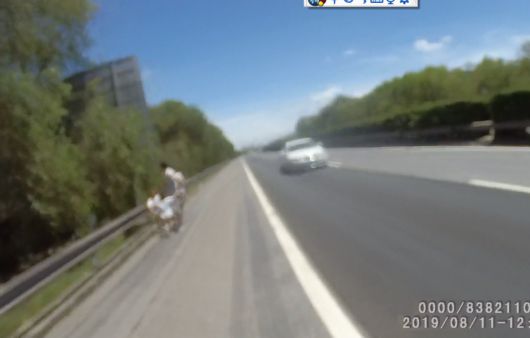 118壇圖大庫九龍圖庫,無牌車在高速應急道撞飛小孩
